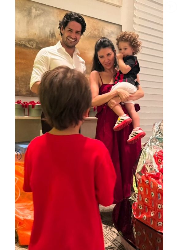Filho de Rebeca Abravanel e Alexandre Pato em foto com os pais e um dos primos no Natal 2025 da família de Silvio Santos