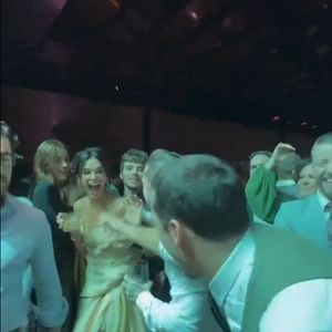 Flagrada com o buquê, Bruna Marquezine gargalhou