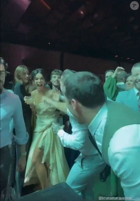 Flagrada com o buquê, Bruna Marquezine gargalhou