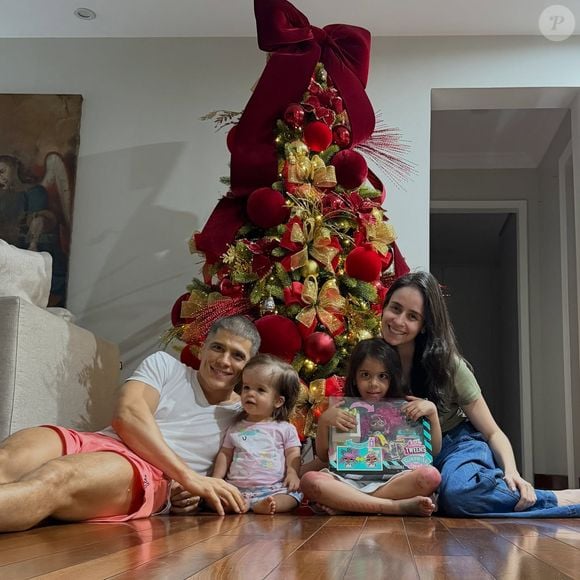 Rodrigo Vellozo é casado com Carolina Bellezi e tem duas filhas com ela: Aurora, nascida em agosto de 2021, e Olívia, que chegou em 2024