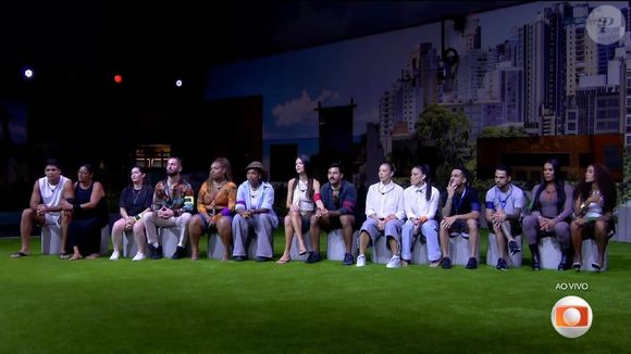25ª edição do "Big Brother Brasil" irrita internautas com falta de briga, romances e memes
