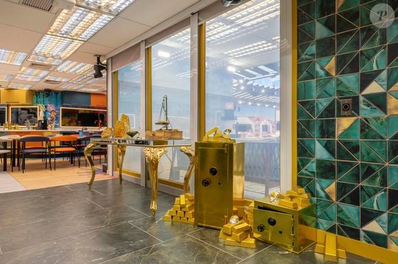 Cifrões, moedas gigantes e cédulas falsas transformam a sala em um lembrete constante do prêmio final em jogo no reality da TV Globo