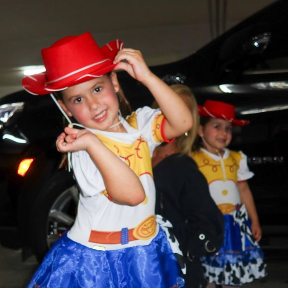 Maria Alice e Maria Flor combinam fantasias de Jessie, personagem de ‘Toy Story’, com chapéus vermelhos e botas de cowboy