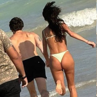 2026 começou romântico! Bruna Marquezine e Shawn Mendes são flagrados correndo para o mar de mãos dadas: 'Apaixonados mesmo'