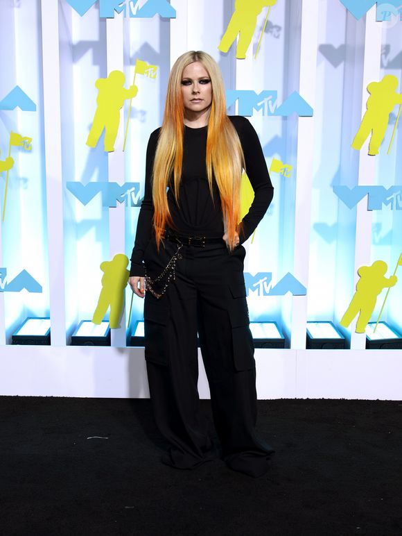 O boato de que a canadense teria morrido no início da carreira e sido substituída por uma sósia chamada Melissa segue circulando na internet, apesar das várias vezes em que a cantora já desmentiu a história.