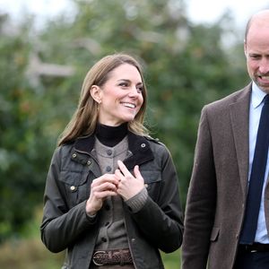 Segundo Kate Middleton, até mesmo o príncipe William a ajuda no dia a dia. O monarca fica responsável por secar a louça
