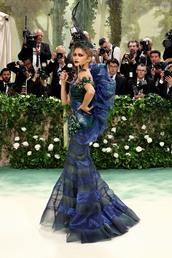 Confirmado como tema do Met Gala 2027, John Galliano marcou o retorno triunfal de Zendaya ao evento em 2024 com um look criado por ele para a Dior em 1999