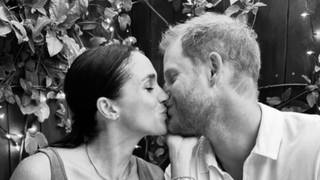 Meghan Markle posta fotos íntimas da gravidez e com príncipe Harry ao comemorar 7 anos de casamento: 'Uma vida inteira de histórias'