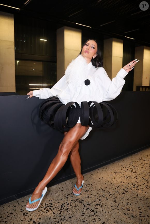 A apresentadora Sabrina Sato chama atenção com visual fashionista em evento da Havaianas com Pedro Andrade