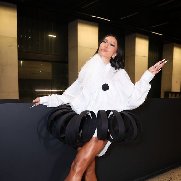 A apresentadora Sabrina Sato chama atenção com visual fashionista em evento da Havaianas com Pedro Andrade