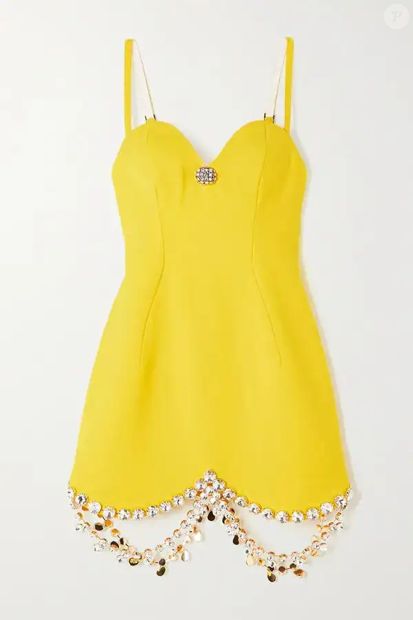O vestido amarelo usado por Rafa Justus é da AREA e corresponde a um modelo mini de lã misturada com cristais. A peça tem preço original de US$ 1.595, valor informado como equivalente a cerca de R$ 8.123,81