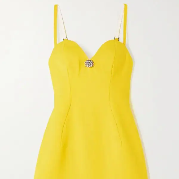 O vestido amarelo usado por Rafa Justus é da AREA e corresponde a um modelo mini de lã misturada com cristais. A peça tem preço original de US$ 1.595, valor informado como equivalente a cerca de R$ 8.123,81