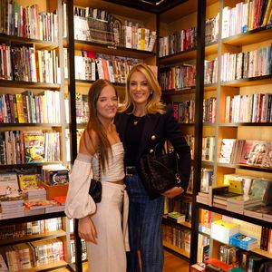 Ticiane Pinheiro elegeu uma produção com blazer e blusa pretos e uma calça jeans flare listrada