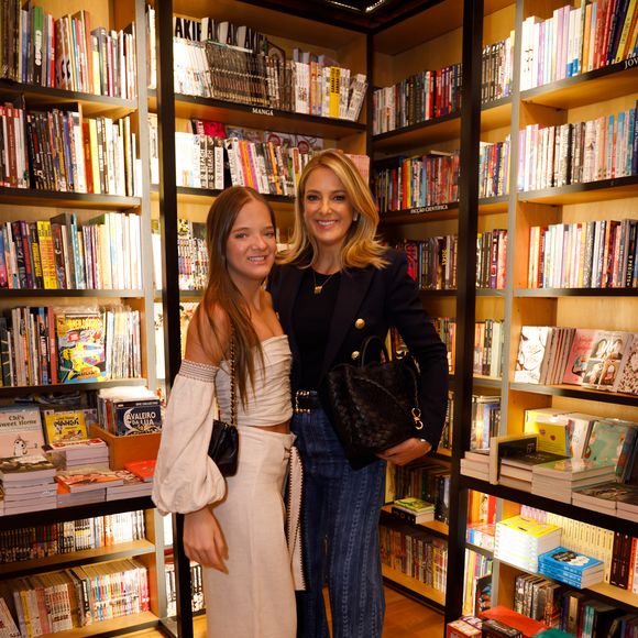 Ticiane Pinheiro elegeu uma produção com blazer e blusa pretos e uma calça jeans flare listrada