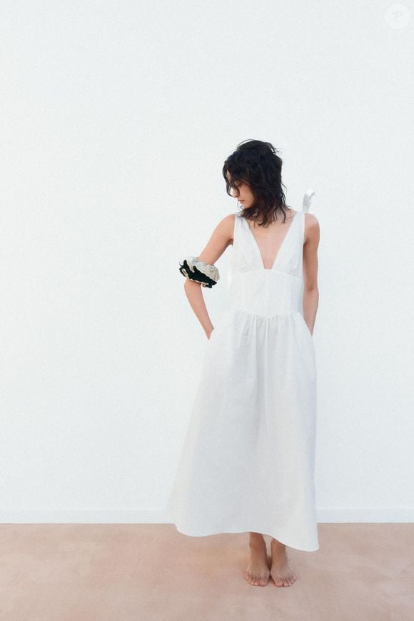 O vestido equilibra um corpo levemente ajustado com uma saia ampla, garantindo conforto e um caimento que favorece diferentes silhuetas; este modelo sai por R$ 209 no site da Zara no Brasil, até o fechamento desta matéria