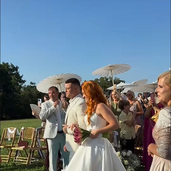 Rose Miriam, mãe de Sofia, Marina e João Augusto, marcou presença no casamento da filha