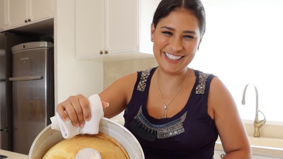 Aprenda a fazer o bolo de pão de queijo de Simone Mendes