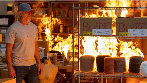 Jaques (Marcello Novaes) coloca fogo na empresa Boaz com Filipa e Sofia dentro