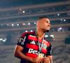 Samuel Lino, do Flamengo, e Nicole Bahls, ex-'Dança dos Famosos', circularam de mãos dadas na festa do tetracampeonato rubro-negro na Libertadores