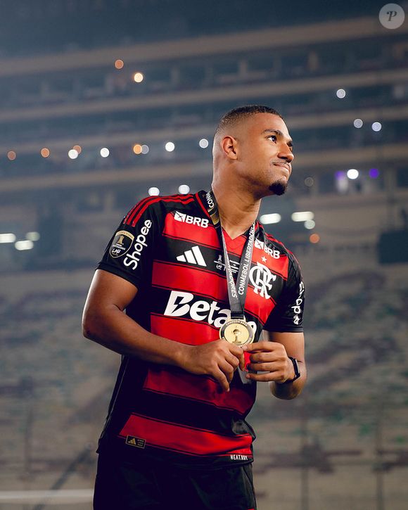 Samuel Lino, do Flamengo, e Nicole Bahls, ex-'Dança dos Famosos', circularam de mãos dadas na festa do tetracampeonato rubro-negro na Libertadores