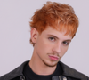 Ruivo, Juliano Floss interpretaria Andreas von Richthofen, irmão de Suzane von Richthofen, que na série do Prime Video é interpretada por Marina Ruy Barbosa