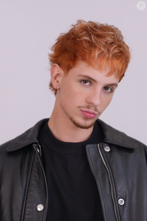 Ruivo, Juliano Floss interpretaria Andreas von Richthofen, irmão de Suzane von Richthofen, que na série do Prime Video é interpretada por Marina Ruy Barbosa