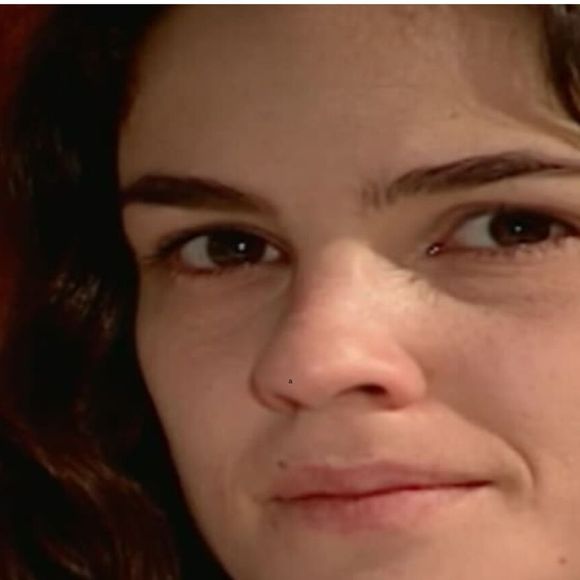 Rosana (Carolina Kasting) se vinga de Matteo ao entregá-lo para rival