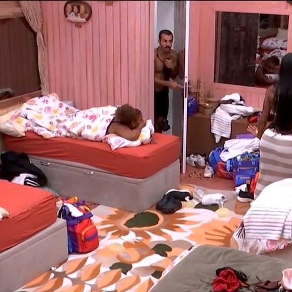 Gracyanne Barbosa também surpreendeu Mateus, que mexeu ao sair do banheiro às pressas