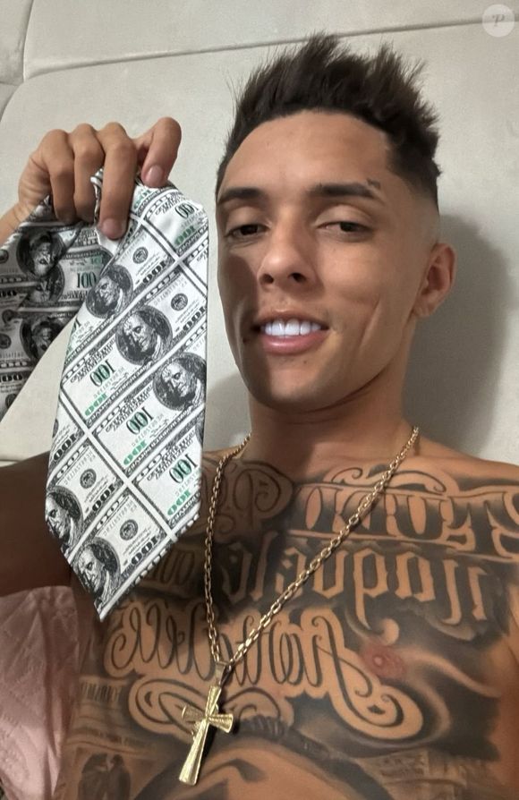 A repercussão se deu por conta da tradicional "brincadeira da gravata", costume em casamentos em que convidados doam valores simbólicos em troca de pedaços da gravata do noivo