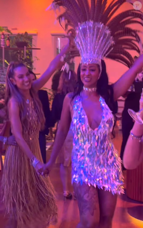 Patrícia Poeta dança ao som de uma roda de samba em sua festa de 50 anos e exibe conjunto dourado com pedrarias e franjas metalizadas