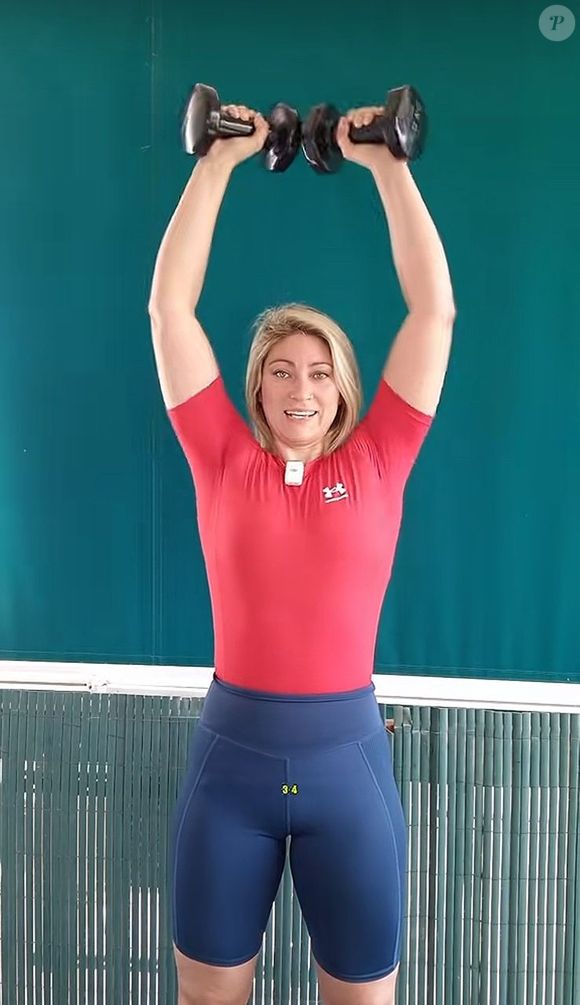 A instrutora do perfil @tufisio24horas, no Tiktok, garante que essa série de apenas 3 minutos para flacidez nos braços vai ajudar mulheres de seus 50 anos