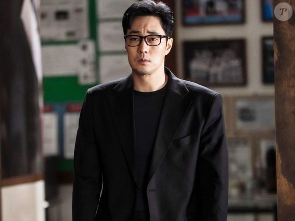 Na trama, So Ji-sub interpreta o Senhor Kim, um homem discreto e que vive no anonimato, mas esconde um grande segredo