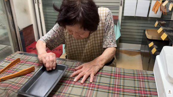 A trajetória de Yuriko começou ainda na infância, quando aprendeu a cozinhar observando o pai trabalhar. Décadas depois, a experiência adquirida continua sendo a base da produção artesanal da tradicional padaria japonesa