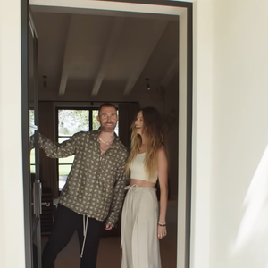 Adam Levine e Behati Prinsloo colocaram à venda, em 2025, uma mansão em Montecito, na Califórnia, por US$ 65 milhões, cerca de R$ 332,8 milhões na cotação atual