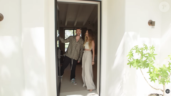 Adam Levine e Behati Prinsloo colocaram à venda, em 2025, uma mansão em Montecito, na Califórnia, por US$ 65 milhões, cerca de R$ 332,8 milhões na cotação atual