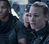 Atriz Yvonne Strahovski interpreta a Coronel Muri Forester, que está à frente da missão contra os alienígenas.