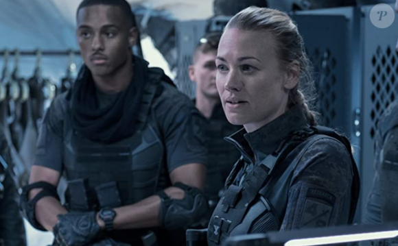Atriz Yvonne Strahovski interpreta a Coronel Muri Forester, que está à frente da missão contra os alienígenas.