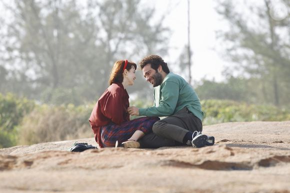 Afonso e Solange trocam carinhos durante reconciliação na novela Vale Tudo