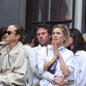 Carolina Dieckmmann ganhou abraço do marido, o diretor Tiago Worcmann