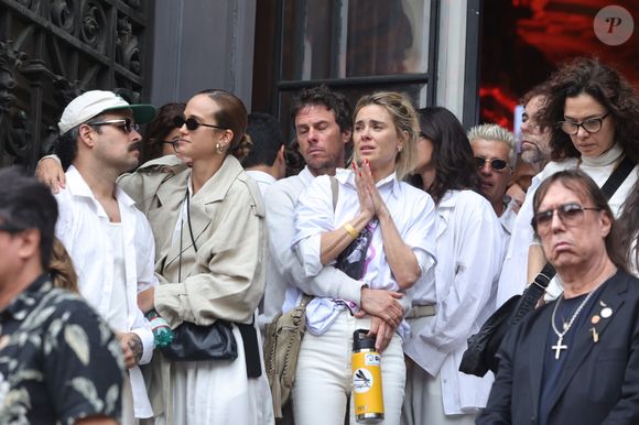 Carolina Dieckmmann ganhou abraço do marido, o diretor Tiago Worcmann