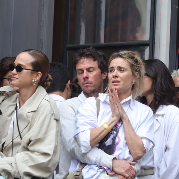 Carolina Dieckmmann ganhou abraço do marido, o diretor Tiago Worcmann