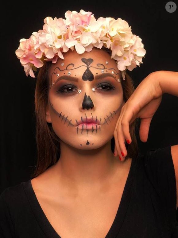 Maquiagem de caveira mexicana romântica para o Halloween: esta foi desenhada pela makeup artist Quezia Melo