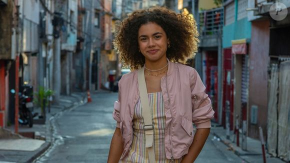 Joélly (Alana Cabral) não convence a mãe, Gerluce (Sophie Charlotte), ao falar do seu sumiço no capítulo da novela 'Três Graças' de 24 de outubro de 2025, sexta-feira