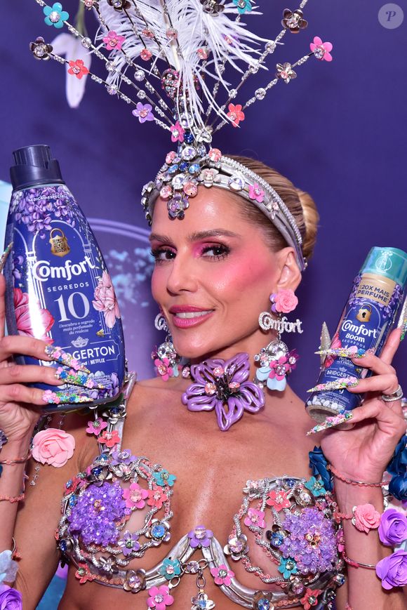 Inspirado nas flores exóticas de Comfort Segredos Bridgerton, o look de Deborah Secco provou que moda e perfume podem contar a mesma história.