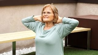 Esta rotina de Pilates com cadeira é acessível e perfeita para quem tem 60 anos ou mais: melhora a coordenação, o equilíbrio e a musculatura