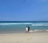 Maisa Silva publicou um registro dos pais juntos, na areia da praia da Cidade Maravilhosa.