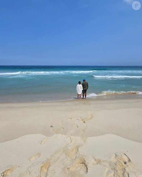 Maisa Silva publicou um registro dos pais juntos, na areia da praia da Cidade Maravilhosa.