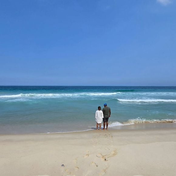 Maisa Silva publicou um registro dos pais juntos, na areia da praia da Cidade Maravilhosa.