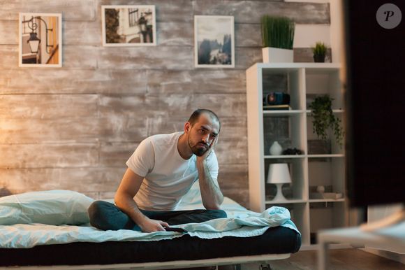 Noites quentes atrapalham o descanso? O psicólogo Adrián Chico explica por que dormir completamente nu ajuda a regular a temperatura corporal e melhora a eficiência do sono