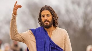 'Ele ficou extremamente desconfortável com a ideia de que Jesus, passando por tanto sofrimento, diria algo descontraído': 6ª temporada de 'The Chosen' teve mudança crucial após desentendimento de Jonathan Roumie com diretor